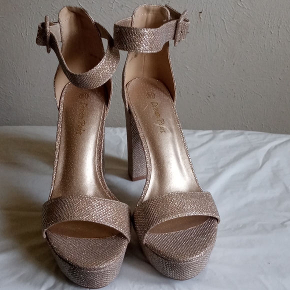 Dream Pairs sandals - Picture 2 of 8